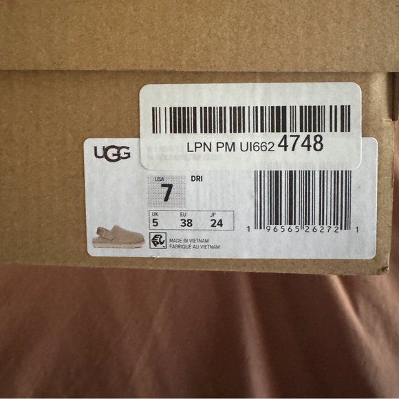 NEW in box Ugg goldstar clogs - Picture 3 of 7